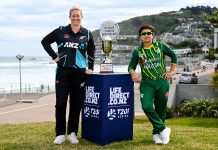 Sophie Devine and Nida dar with the trophy. (Image: White Ferns)